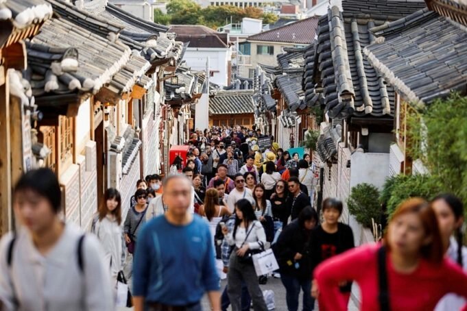 2024-10-29T050520Z433971281RC2IRAAL12QPRTRMADP3SOUTHKOREA-OVERTOURISM-CURFEW.JPG