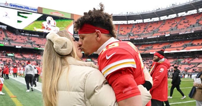 Pregnant-Brittany-Mahomes-Is-Cozy-in-Caramel-at-Chiefs-Bengals-Game-01-2024.jpg