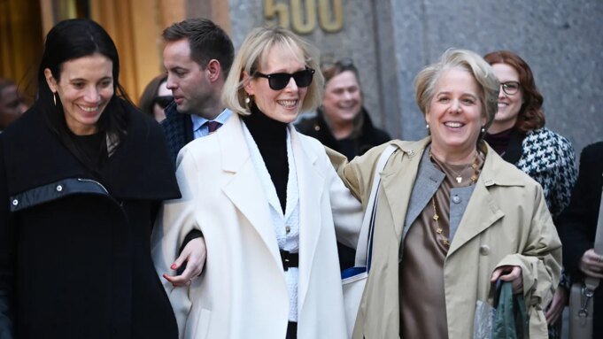 e-jean-carroll-exits-courthouse.jpg