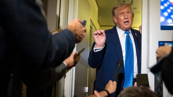 donald-trump-air-force-one-reporters2.jpg