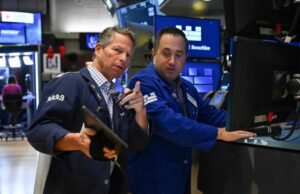 As ações dos EUA caem à medida que os investidores param o risco no Clash do Oriente Médio