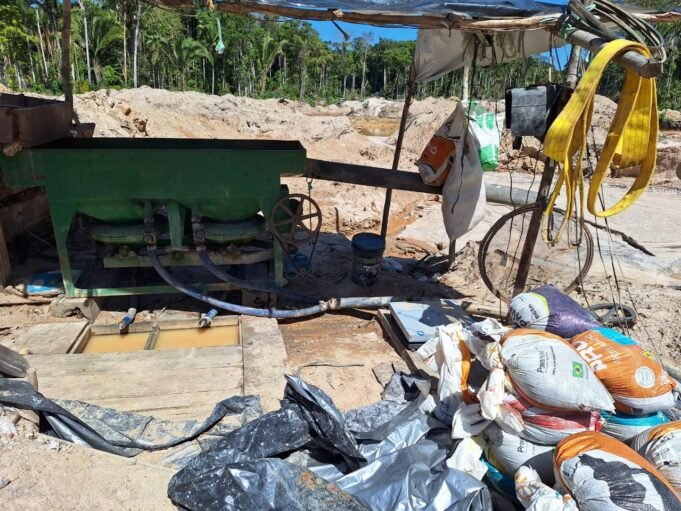 operacao-do-icmbio-apreende-escavadeira-toneladas-de-minerio-e-equipamentos-em-parque-nacional-no-amazonas-foto-divulgacao-icmbio.jpeg