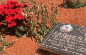 As famílias procuram relativas permanecem enterradas no cemitério de pagamento