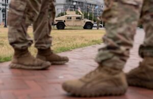 O Exército da Guarda Nacional em DC para começar a carregar armas de fogo