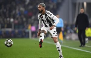 O meio -campista brasileiro Douglas Luiz se junta à floresta da Juventus