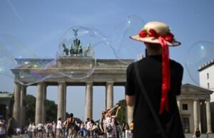 Turistas dos tribunais de Berlim como Paris e Barcelona Tiro da multidão