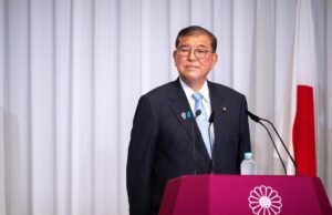 Como o líder do Japão ficou preso na porta giratória