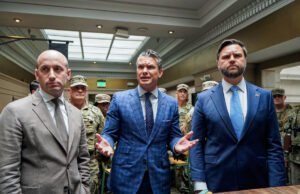 Eles são incentivados a vans e hegantha com a pesquisa do estado policial de Trump em Trump