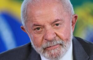 O Lula do Brasil se estende ao retorno à medida que a aprovação aumenta