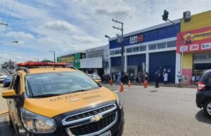 Veterano se estende com os semáforos intermediários em frente à bomba Prato Avinida Brasil no presidente Prudent