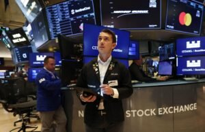 Nasdaq termina no registro, Dow Falls enquanto as caminhadas tarifárias entram em vigor