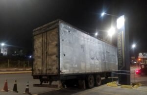 Mais de 17.000 cigarros eletrônicos foram apreendidos em um caminhão e o motorista foi preso no SP -215