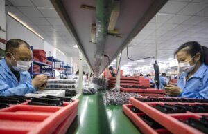 A economia da China diminui acentuadamente em sinais ameaçadores quando a guerra comercial de Trump começa a pesar