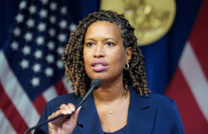 O prefeito Muriel Bowser está fora da cidade de Martha’s Vineyard após a federalização