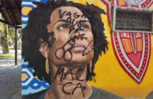 A pintura de Miiel Franco é desenhada com as palavras de significado racista
