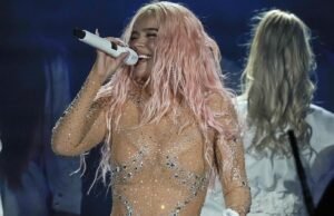 Karol G para a manchete Haftime Show durante a transmissão exclusiva da NFL antes do YouTube