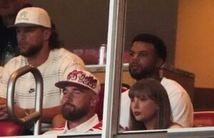 Travis Kails e Taylor Swift depois de participar do jogo Nebraska-Syncinati