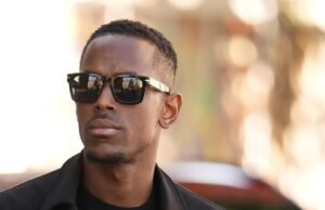 O ator britânico Mitchell Ward concedeu fiança por alegações de estupro e assédio sexual