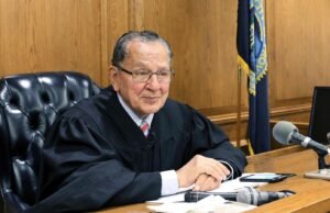 O juiz da ilha de estrada, Frank Capriyo, cuja simpatia no tribunal lhe rende a fama online, morre aos 88