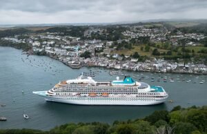 Navios de cruzeiro em grande escala para a cidade da Cornualha … enquanto odeia turistas e adiciona um terço da população