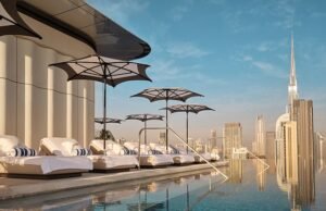 Uma sala (de banho) com uma cena: a coleção Lana Dorchester dentro do hotel que oferece uma elegância sensata e uma extensão respiratória para aqueles que em busca de Dubai.