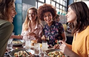 Para olhar para os golpes de viagem de férias bancários – que inclui a tendência perigosa de ‘Quiceting’, que perdeu £ 3,5 metros no ano passado