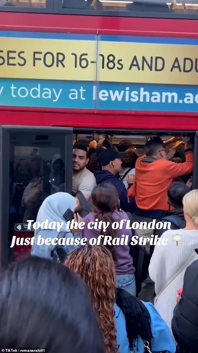 101945195-0-Scenes_of_chaos_erupted_across_London_this_morning_as_commuters_-a-1_1757397904581.jpg