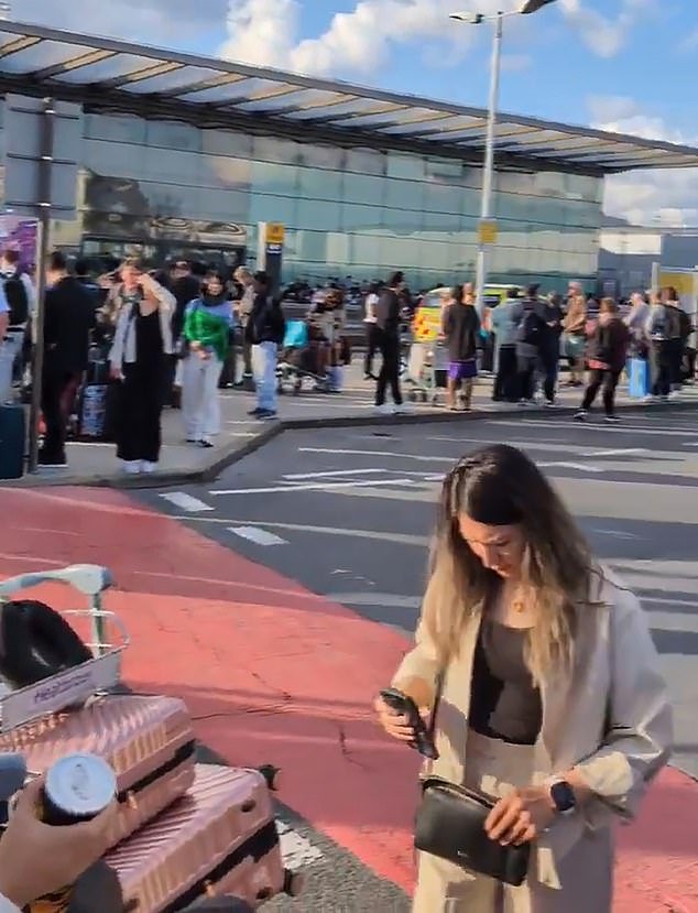 101950673-15081361-A_terminal_at_Heathrow_Airport_was_evacuated_as_emergency_servic-m-38_1757432732493.jpg