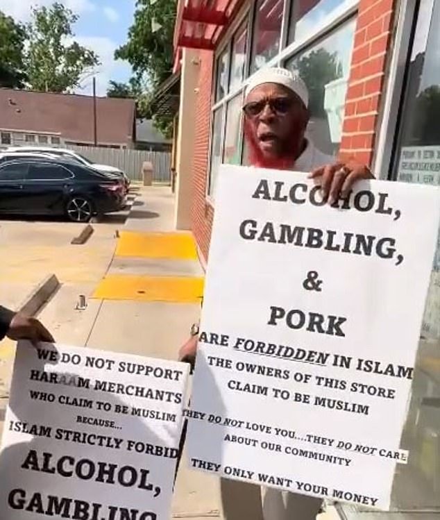 101958777-15081857-Houston_area_Imam_F_Qasim_ibn_Ali_Khan_of_Masjid_At_Tawhid_has_l-a-1_1757443800998.jpg