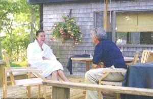 Relacionando -se em seu roupão de banho com seu ‘melhor amigo’ Jeffrey Epstein, como embaixador da Grã -Bretanha em Washington Lord Mandelnson, como você nunca os viu antes