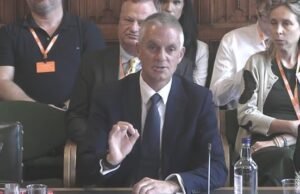 O chefe da BBC, Tim Davi, recusou -se a usar sua posição em vista dos escândalos de Greg Walece e Hu Edwards.