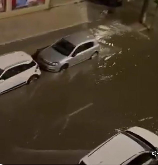 101971327-15080339-Pictured_Cars_underwater_after_roads_turned_to_rivers_in_Mallorc-m-15_1757419861231.jpg