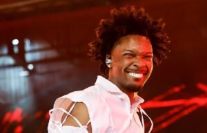 O corpo assustador é encontrado dentro do tronco do cantor assustador.