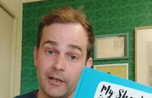 O escritor australiano atingiu Donald Trump de volta, pois seus livros foram acusados de promover a ‘ideologia radical de gênero’.