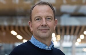 John Lewis e Wetroz Boss condenaram o aumento de impostos da REWS como uma perda.