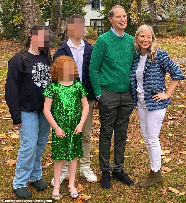 102328939-15120295-Ron_Wyden_in_green_and_his_wife_Nancy_Bass_Wyden_furthest_right_-a-1_1758486638843.jpg