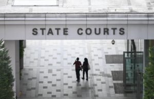 Mulher acusada de possuir quase 200 vapes de etomidato, comprando outros 50