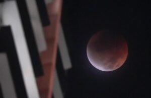 Blood Moon sobe durante o Eclipse Lunar Total, mas a vista dos Stargazers de Cingapura prejudicada por nuvens