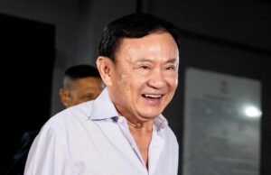 O influente ex-premier da Tailândia Thaksin Shinawatra sai do país em meio a turbulência
