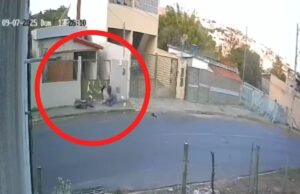 VÍDEO: Sentado na calçada, os idosos atingidos por um motorista de motocicleta após a curva Skid