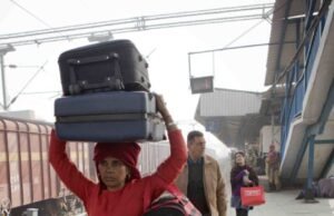 A única mulher em Ludhiana leva uma bolsa para algumas rúpias pagarem por Kuli Maya, seu filho, 12