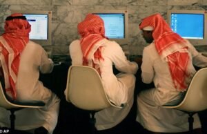 Cinco pessoas sauditas condenaram 32 anos à prisão e mantiveram 4.500 cílios com a festa do Dia dos Namorados a ‘mulheres não relacionadas, beber e dançar’.