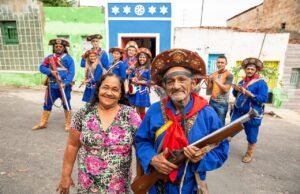 Tradições de mestres culturais converte tihaly em herança em transporte