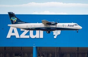 O avião Azul foi removido no aeroporto de Brasília neste sábado (1).