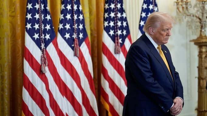 donald-trump-praying-faith-museum-of-the-bible.jpg