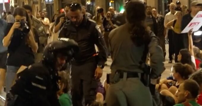 f_vert_engel_antiwarprotest_250903-zlqccy.jpg