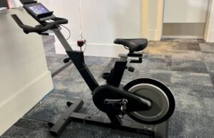 A popular bicicleta Bowlex de US $ 599 é tão boa quanto o Peloton? Eu testei os dois