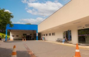 As pessoas levam uma esposa grávida para o hospital e roubam o carro enquanto seguem a distribuição, no PR