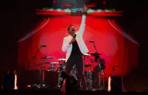 Lionel Richie bateu no rádio no elegante bola com público quente na cidade