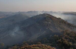 O incêndio ameaça o parque com um Girkat milenar no rio cristalino e MS por três dias